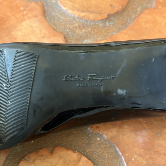 Ferragamo patent leather pumps size 9 B - Picture 8 of 9